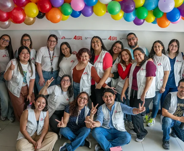 El equipo de MSF en San Pedro Sula durante la celebración del cuarto aniversario de la clínica, donde se invitó a los pacientes y sus familias a unirse a las festividades.