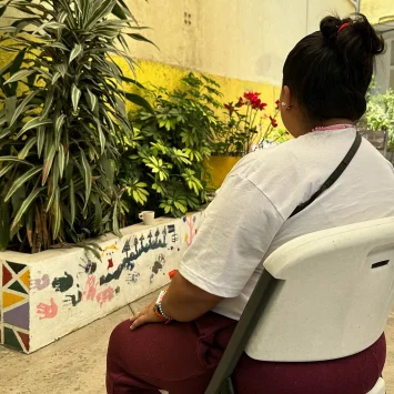 Una paciente del Centro de Atención Integral de la Ciudad de México fue dada de alta tras completar su tratamiento. Es sobreviviente de violencia sexual en la ruta migratoria tras huir de la violencia en su país de origen. Hoy ha recuperado su funcionalidad y continúa luchando por una vida mejor.