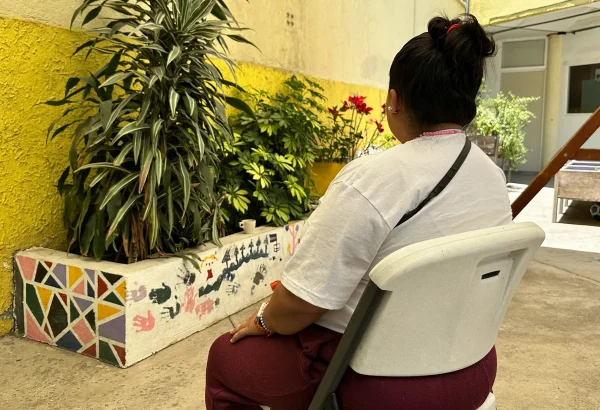 Una paciente del Centro de Atención Integral de la Ciudad de México fue dada de alta tras completar su tratamiento. Es sobreviviente de violencia sexual en la ruta migratoria tras huir de la violencia en su país de origen. Hoy ha recuperado su funcionalidad y continúa luchando por una vida mejor.