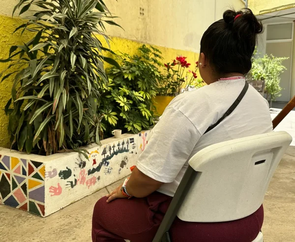 Una paciente del Centro de Atención Integral de la Ciudad de México fue dada de alta tras completar su tratamiento. Es sobreviviente de violencia sexual en la ruta migratoria tras huir de la violencia en su país de origen. Hoy ha recuperado su funcionalidad y continúa luchando por una vida mejor.