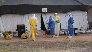 Personal de higiene de MSF recogen residuos en la planta de pacientes sospechosos de fiebre de Lassa del centro de tratamiento apoyado por MSF, Bauchi, Nigeria.