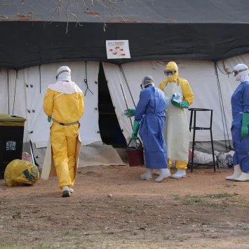 Personal de higiene de MSF recogen residuos en la planta de pacientes sospechosos de fiebre de Lassa del centro de tratamiento apoyado por MSF, Bauchi, Nigeria.
