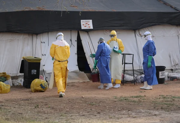 Personal de higiene de MSF recogen residuos en la planta de pacientes sospechosos de fiebre de Lassa del centro de tratamiento apoyado por MSF, Bauchi, Nigeria.