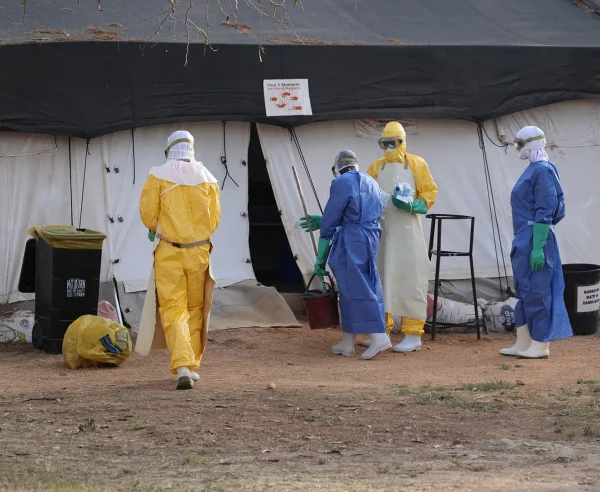 Personal de higiene de MSF recogen residuos en la planta de pacientes sospechosos de fiebre de Lassa del centro de tratamiento apoyado por MSF, Bauchi, Nigeria.