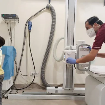 Durante una revisión médica, un técnico de MSF realiza una radiografía a un niño en la clínica de tuberculosis de MSF en el centro de salud rural de Baldia, Karachi, Pakistán, febrero de 2026.