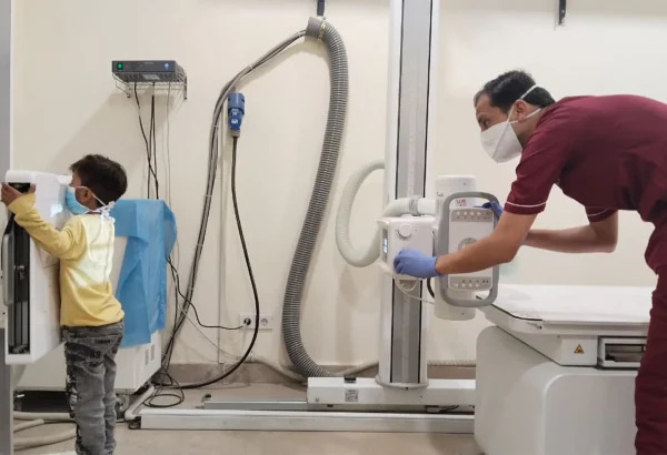 Durante una revisión médica, un técnico de MSF realiza una radiografía a un niño en la clínica de tuberculosis de MSF en el centro de salud rural de Baldia, Karachi, Pakistán, febrero de 2026.