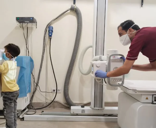 Durante una revisión médica, un técnico de MSF realiza una radiografía a un niño en la clínica de tuberculosis de MSF en el centro de salud rural de Baldia, Karachi, Pakistán, febrero de 2026.