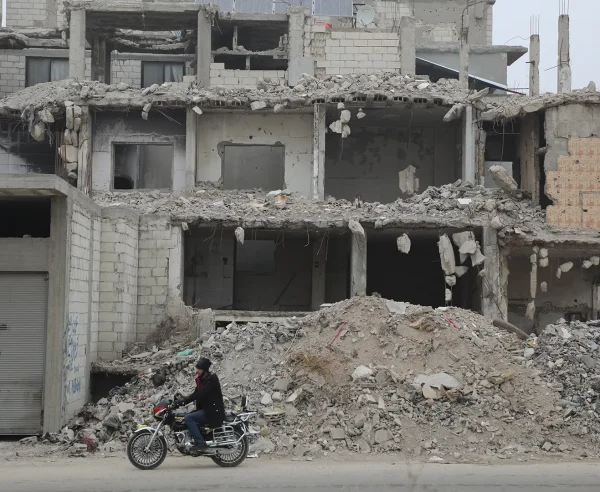 En Siria, los efectos de la guerra son testimonio de un sangriento conflicto que duró catorce años, mientras la gente intenta reconstruir sus vidas. Ciudad de Homs, barrio de Al-Khalediyah, diciembre de 2025