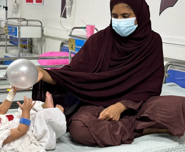 Cuando Nomania, de ocho meses, empezó a tener fiebre y tos, su madre, Nooria, le compró algunas inyecciones, pero su estado mejoró solo durante cinco días antes de que recayera y volviera a enfermar. Finalmente, fue derivada a las instalaciones de MSF en Kandahar, donde le diagnosticaron desnutrición y tuberculosis.