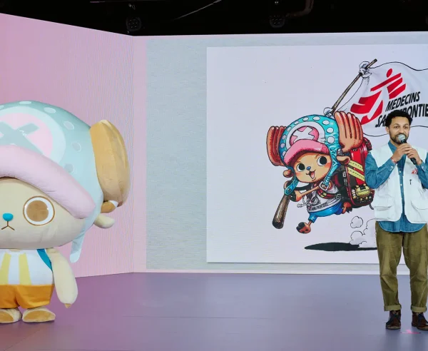 Tony Tony Chopper y Javid Abdelmoneim, presidente de MSF Internacional, en la rueda de prensa donde se anunció el nombramiento de Chopper como colaborador oficial de MSF en el estudio MIRAIKEN de Tokio, Japón.