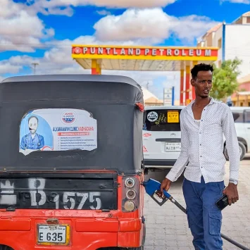 Un hombre repostaba un tuk-tuk en una gasolinera de Galkayo, Somalia. Los vehículos de tres ruedas son un medio de transporte habitual que utilizan los residentes para llegar a los centros de salud de la zona.
