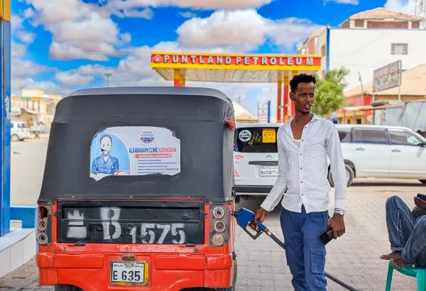 Un hombre repostaba un tuk-tuk en una gasolinera de Galkayo, Somalia. Los vehículos de tres ruedas son un medio de transporte habitual que utilizan los residentes para llegar a los centros de salud de la zona.