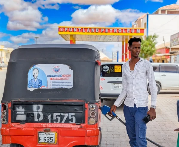 Un hombre repostaba un tuk-tuk en una gasolinera de Galkayo, Somalia. Los vehículos de tres ruedas son un medio de transporte habitual que utilizan los residentes para llegar a los centros de salud de la zona.