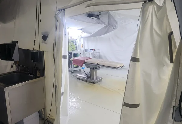 Quirófano dentro de un hospital de campaña móvil en Deir Al-Balah. Gaza, Palestina, febrero de 2026.