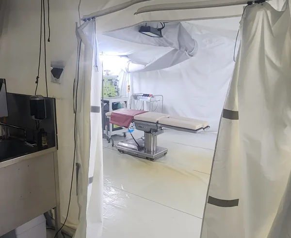 Quirófano dentro de un hospital de campaña móvil en Deir Al-Balah. Gaza, Palestina, febrero de 2026.