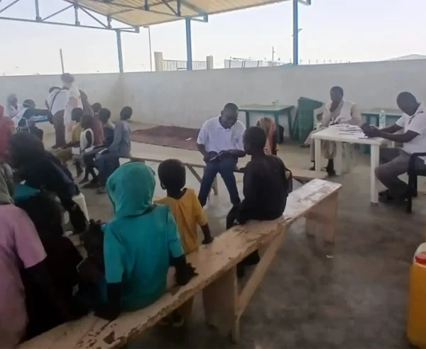 Equipos de MSF brindan apoyo a la población refugiada que huyó de la violencia en Darfur en el campo de tránsito de Tine, Chad.