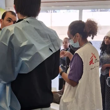 Alrededor de las 14:00 del domingo 5 de abril, las fuerzas israelíes atacaron una zona residencial densamente poblada de Beirut, a pocos metros del Hospital Público Rafik Hariri, donde Médicos Sin Fronteras (MSF) presta apoyo en urgencias.