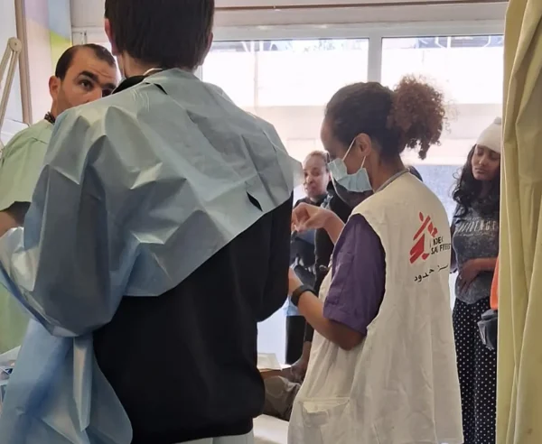 Alrededor de las 14:00 del domingo 5 de abril, las fuerzas israelíes atacaron una zona residencial densamente poblada de Beirut, a pocos metros del Hospital Público Rafik Hariri, donde Médicos Sin Fronteras (MSF) presta apoyo en urgencias.