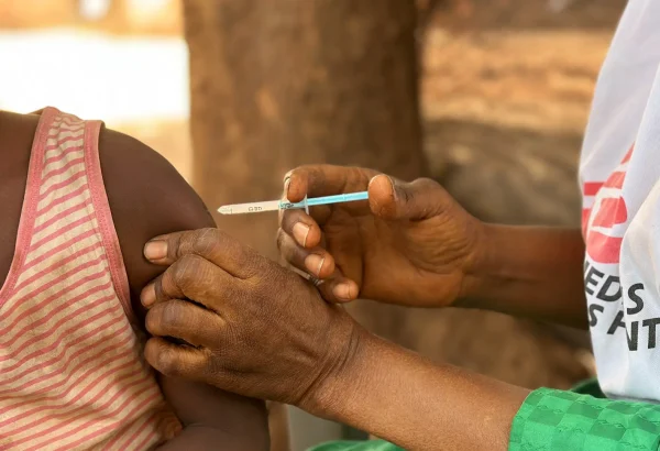 Diaka Kaba, miembro del equipo de MSF, administra una vacuna contra la difteria a un niño en Siguiri, Guinea.