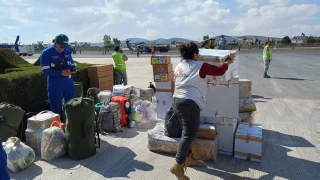 Un equipo de Médicos Sin Fronteras bajando cajas de suministros tras las inundaciones en Hidalgo.