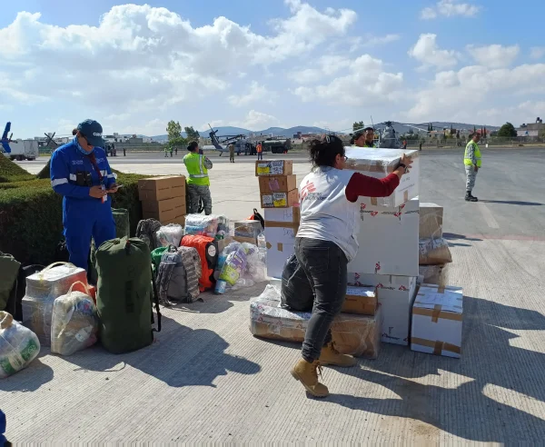 Un equipo de Médicos Sin Fronteras bajando cajas de suministros tras las inundaciones en Hidalgo.