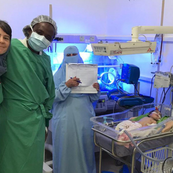 msf_staff_with_a_young_patient_receiving_high_flow_treatment.jpg