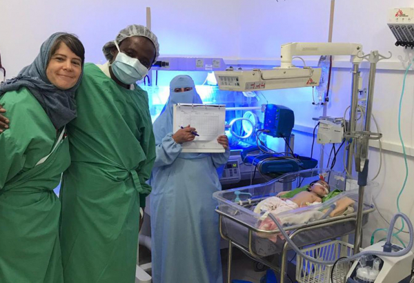 msf_staff_with_a_young_patient_receiving_high_flow_treatment.jpg