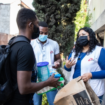 El equipo de MSF en Ciudad de México atendiendo a una persona migrante.
