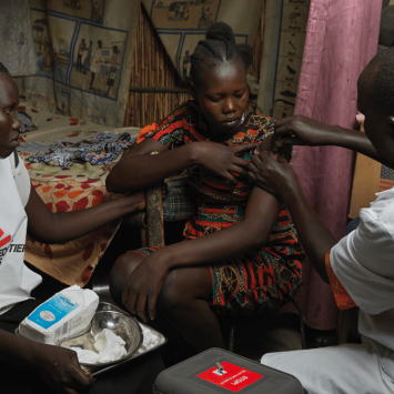 Los equipos de MSF vacunan a la población de Bentiu contra la hepatitis E. © Peter Caton/MSF