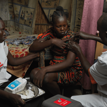 Una mujer es vacunada contra la hepatitis E en Bentiu, Sudán del sur, en 2022.