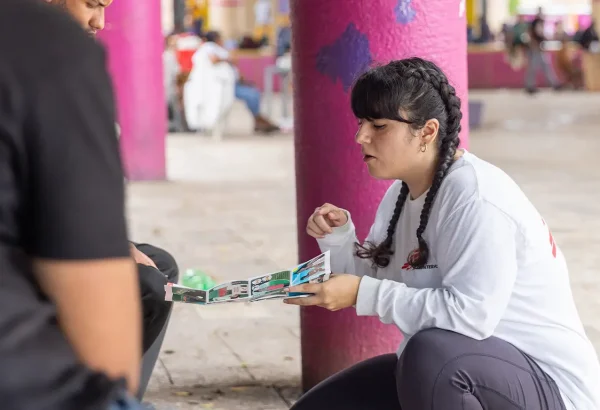 Una trabajadora comunitaria de MSF en Suchiate, en el sur de México, explica los servicios que presta la organización en la cercana ciudad de Tapachula y en el resto del país a los migrantes que acaban de cruzar la frontera desde Guatemala.