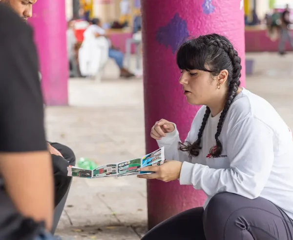 Una trabajadora comunitaria de MSF en Suchiate, en el sur de México, explica los servicios que presta la organización en la cercana ciudad de Tapachula y en el resto del país a los migrantes que acaban de cruzar la frontera desde Guatemala.