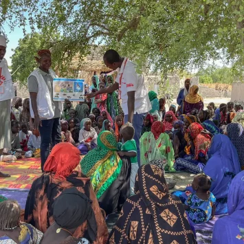 Un grupo de integrantes de MSF con personas de la comunidad de Sonori, en Chad, durante una plática.