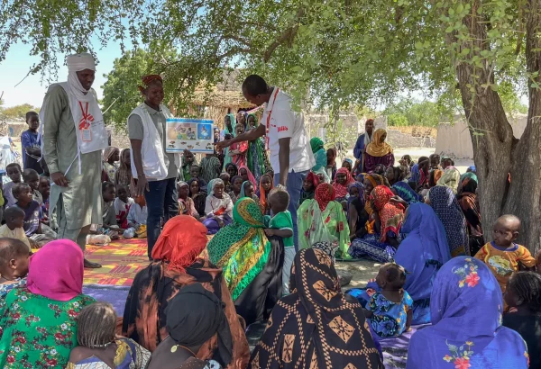 Un grupo de integrantes de MSF con personas de la comunidad de Sonori, en Chad, durante una plática.