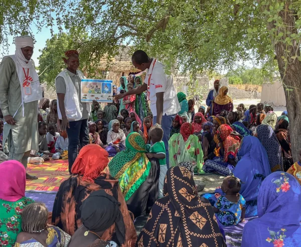 Un grupo de integrantes de MSF con personas de la comunidad de Sonori, en Chad, durante una plática.