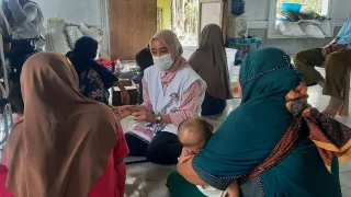 Una integrante de MSF atendiendo a un par de mujeres en Sumatra.