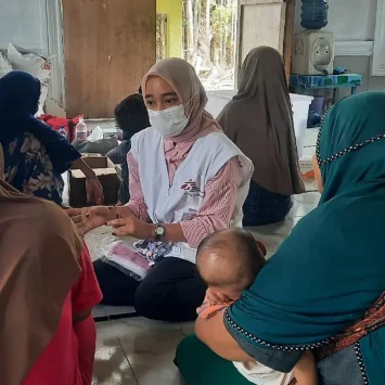 Una integrante de MSF atendiendo a un par de mujeres en Sumatra.