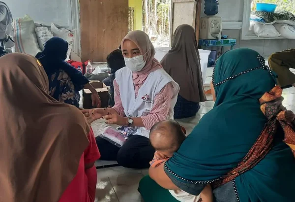 Una integrante de MSF atendiendo a un par de mujeres en Sumatra.