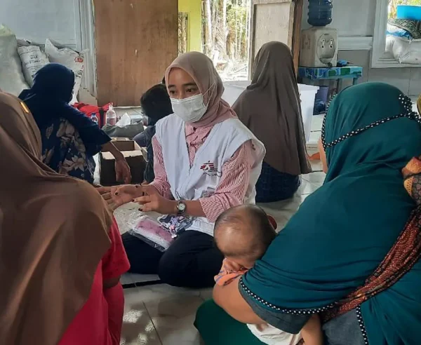 Una integrante de MSF atendiendo a un par de mujeres en Sumatra.