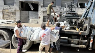 El personal de logística de MSF desmantelando y evacuando las tiendas de campaña que a menudo se utilizan para triaje, ya no están disponibles para la afluencia de heridos debido a los continuos ataques aéreos israelíes. © MSF