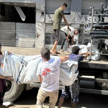 El personal de logística de MSF desmantelando y evacuando las tiendas de campaña que a menudo se utilizan para triaje, ya no están disponibles para la afluencia de heridos debido a los continuos ataques aéreos israelíes. © MSF