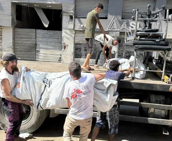 El personal de logística de MSF desmantelando y evacuando las tiendas de campaña que a menudo se utilizan para triaje, ya no están disponibles para la afluencia de heridos debido a los continuos ataques aéreos israelíes. © MSF