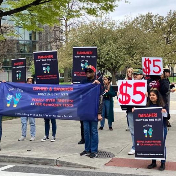 MSF protestó junto con otros activistas de la salud mundial frente a la corporación estadounidense Danaher