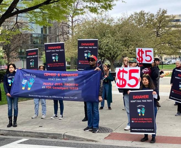 MSF protestó junto con otros activistas de la salud mundial frente a la corporación estadounidense Danaher