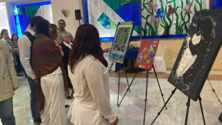 En el evento MSF presentó pinturas y manualidades realizadas por sobrevivientes de tortura. Estas son elaboradas en el centro como parte del proceso terapéutico de las personas. © MSF