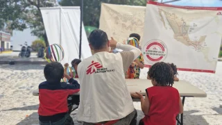 A través del juego el equipo de MSF enseña habilidades psicomotrices, parentales, trabajo en equipo y convivencia a las infancias migrantes.